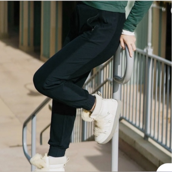 Stay warm this winter with these cozy joggers! - Picture 1 of 5